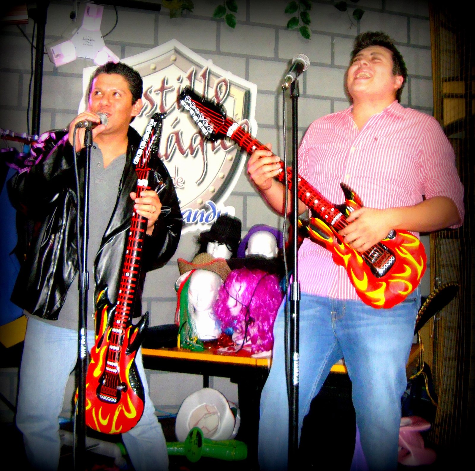 ¿Te gusta cantar en tus fiestas? Tenemos el mejor Karaoke con audio y luces profesionales, proyector y si quieres ¡hasta disfraces!