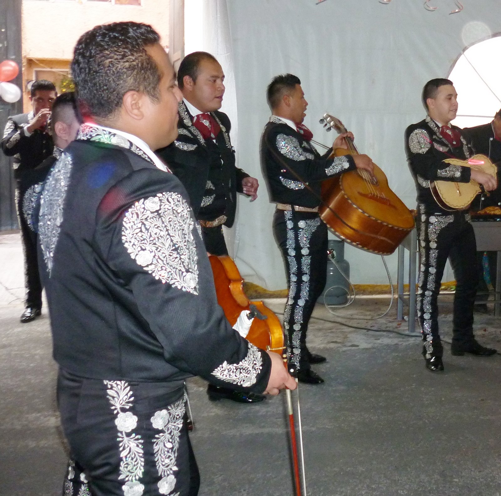 No puede faltar en tus fiestas le mejor música mexicana con nuestros mariachis. Tenemos el que necesitas